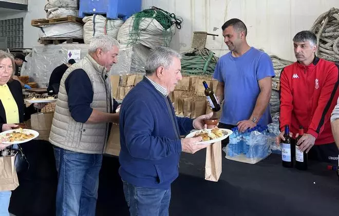 Cientos de comensales y mil raciones servidas en la Festa do Congro de Muxía
