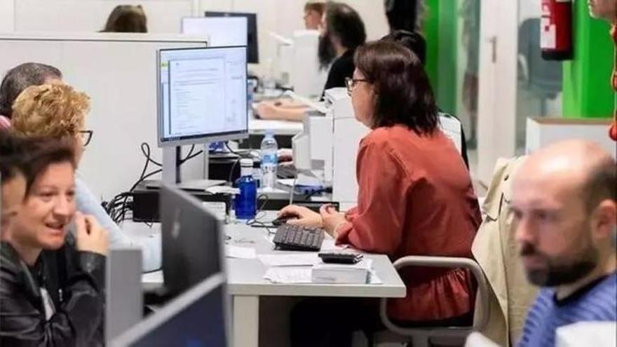 Funcionarios trabajando en una administración.