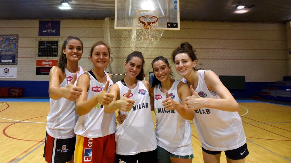 Jugadoras del Milar Córdoba BF en el pabellón del Colegio Cervantes.