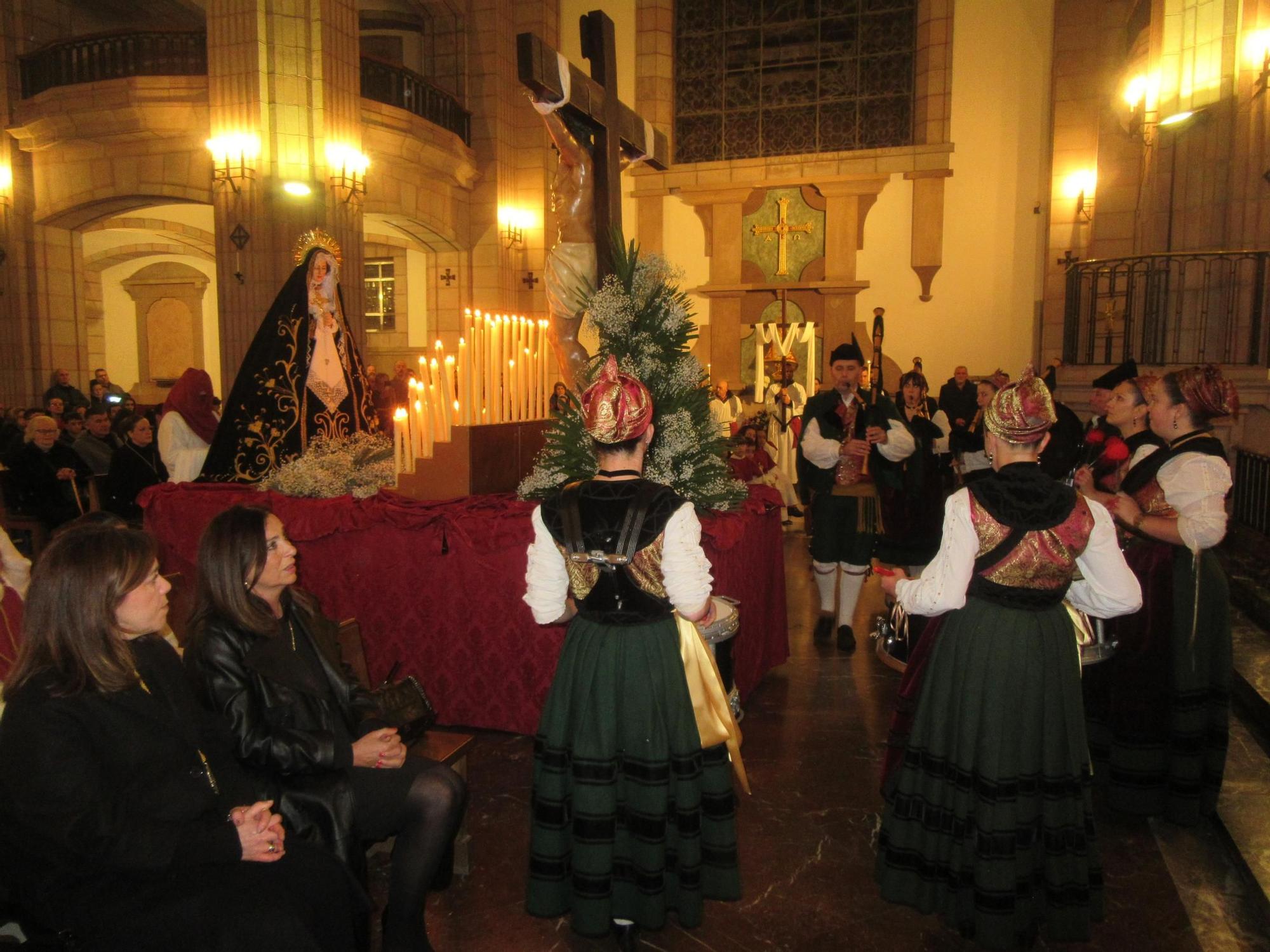 La lluvia obliga a suspender la procesión de La Soledad, en Cangas de Onís