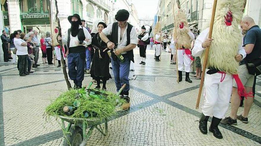 Los sidros, en pleno desfile, ayer, por el centro de Lisboa.