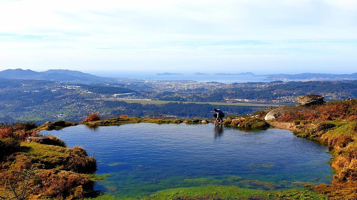 La laguna que acaricia el cielo sobre la ría de Vigo