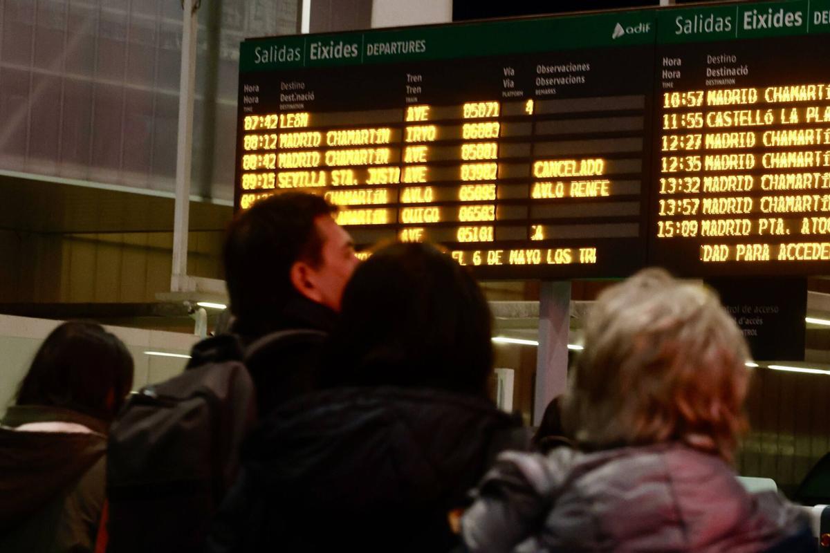 Pasajeros en la estación Joaquín Sorolla