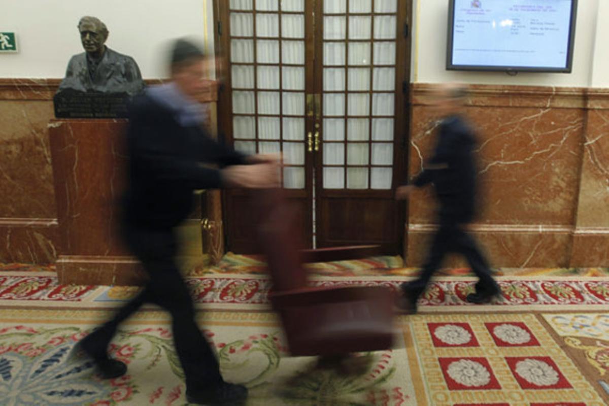 Trasllat de butaques a l’hemicicle del Congrés dels Diputats per als senadors, que aquest dilluns assisteixen a la Cambra baixa al debat d’investidura de Mariano Rajoy com a president del Govern.