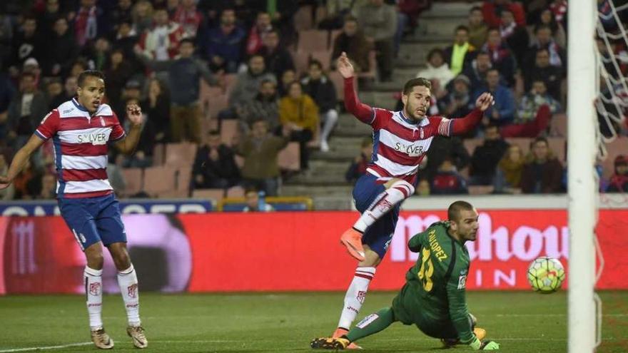 Imagen de la jugada del gol de Rochina para el Granada.