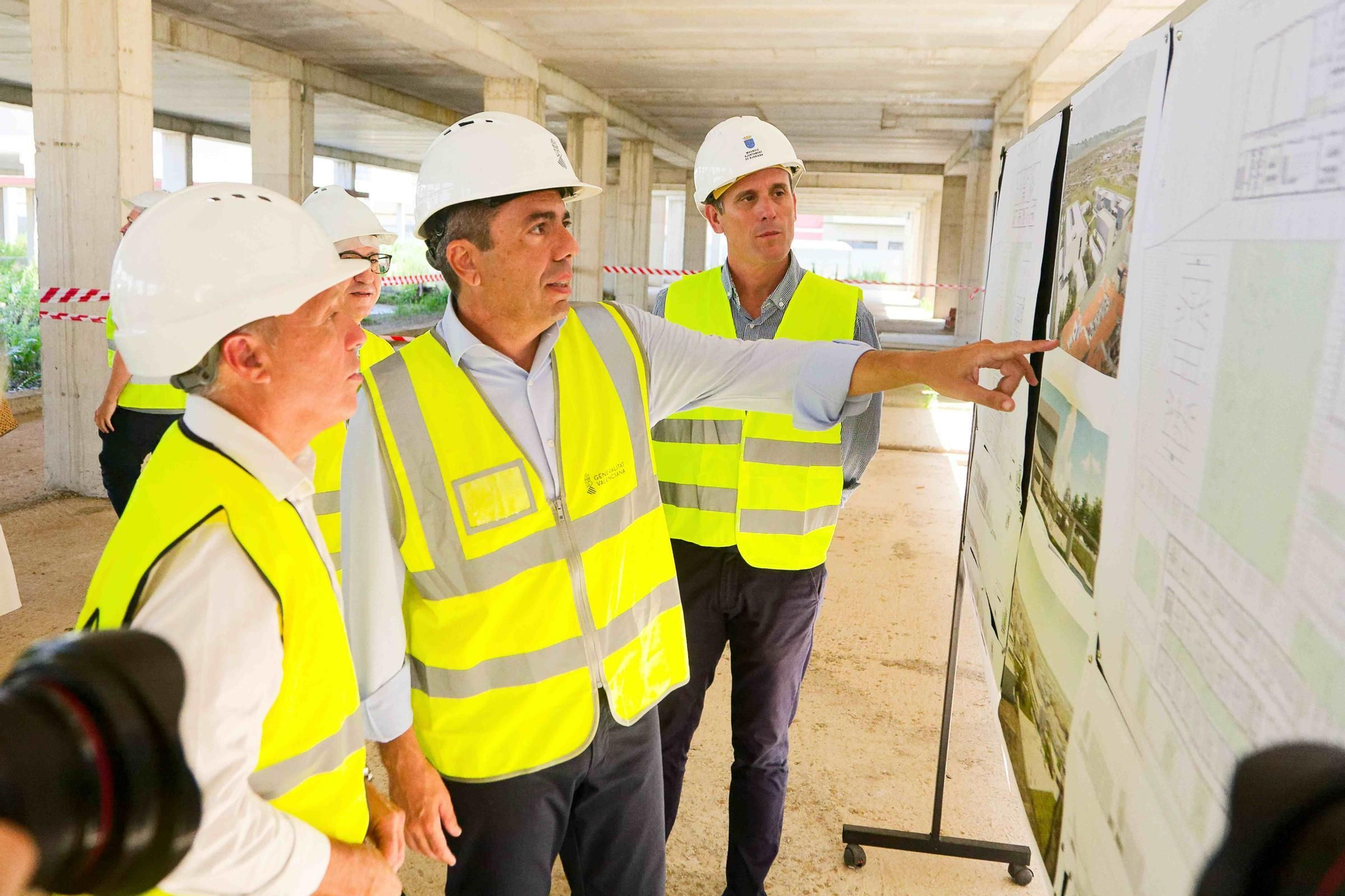 Visita de Mazón al futuro IES Jaume I de Burriana