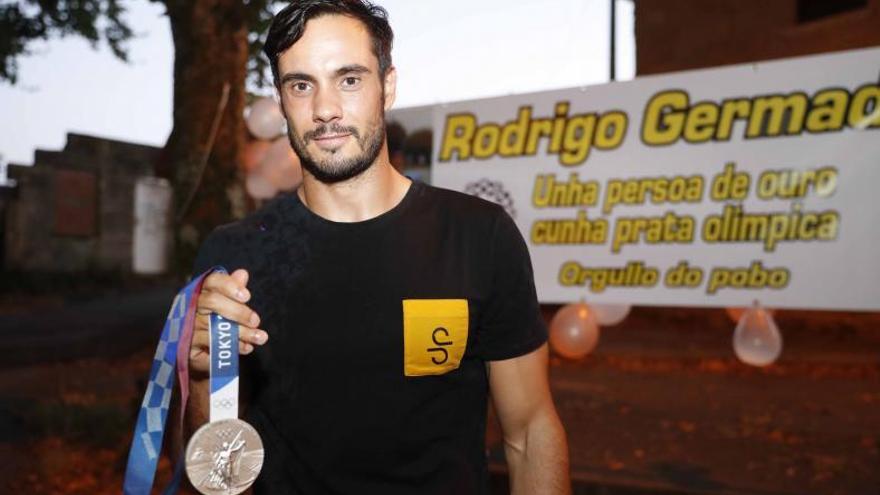 Rodrigo Germade mostrando su medalla olímpica en Darbo.  | // 