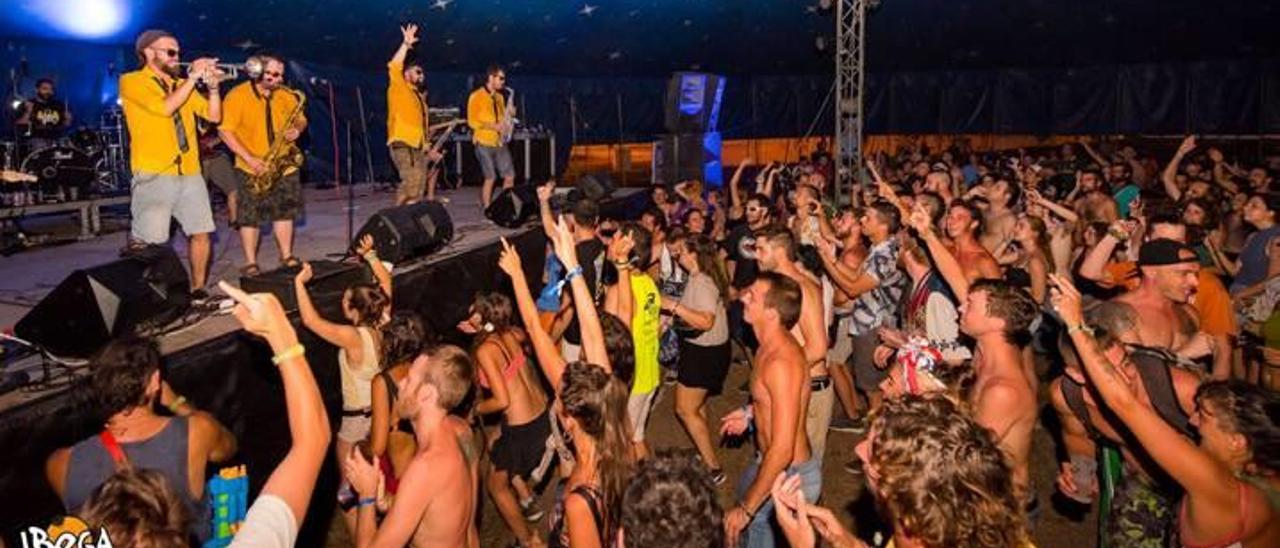 Festival musical Iboga que se celebra en la playa de Tavernes cada verano