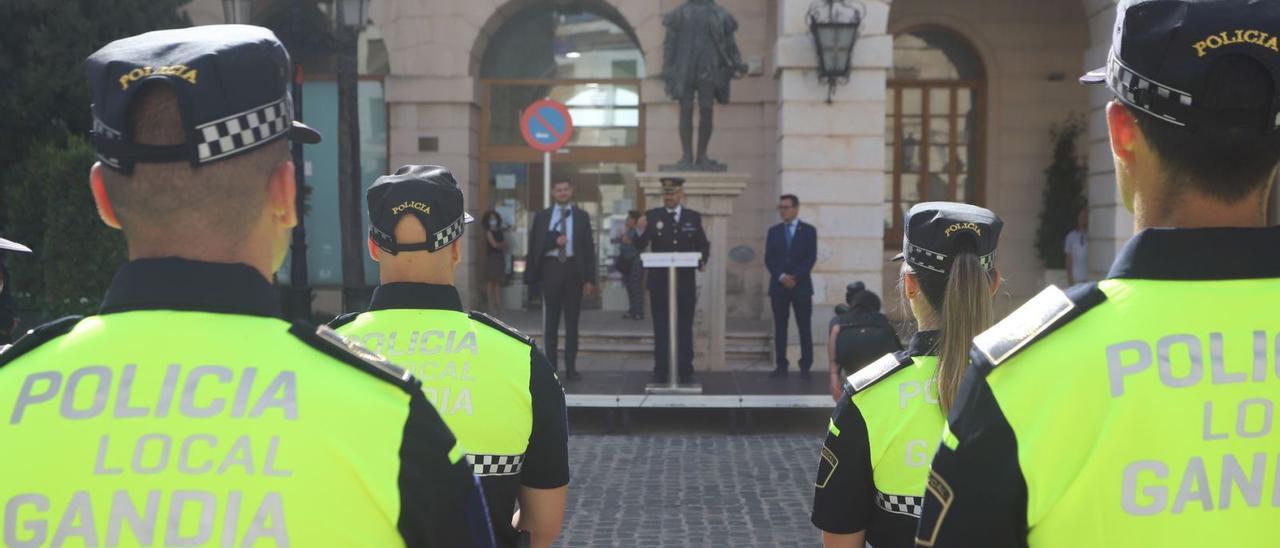 Algunos de los nuevos agentes escuchan al jefe de la Policía Local, José Martínez Espasa, al fondo, flanqueado por el alcalde y el concejal de Seguridad.