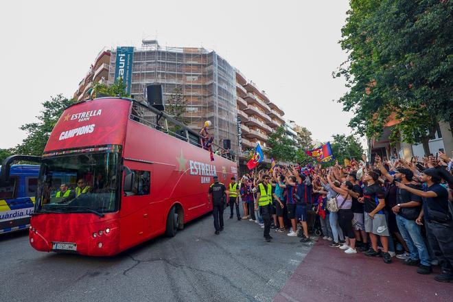 ¡De locos! Las mejores imágenes de una ciudad entregada al Barça