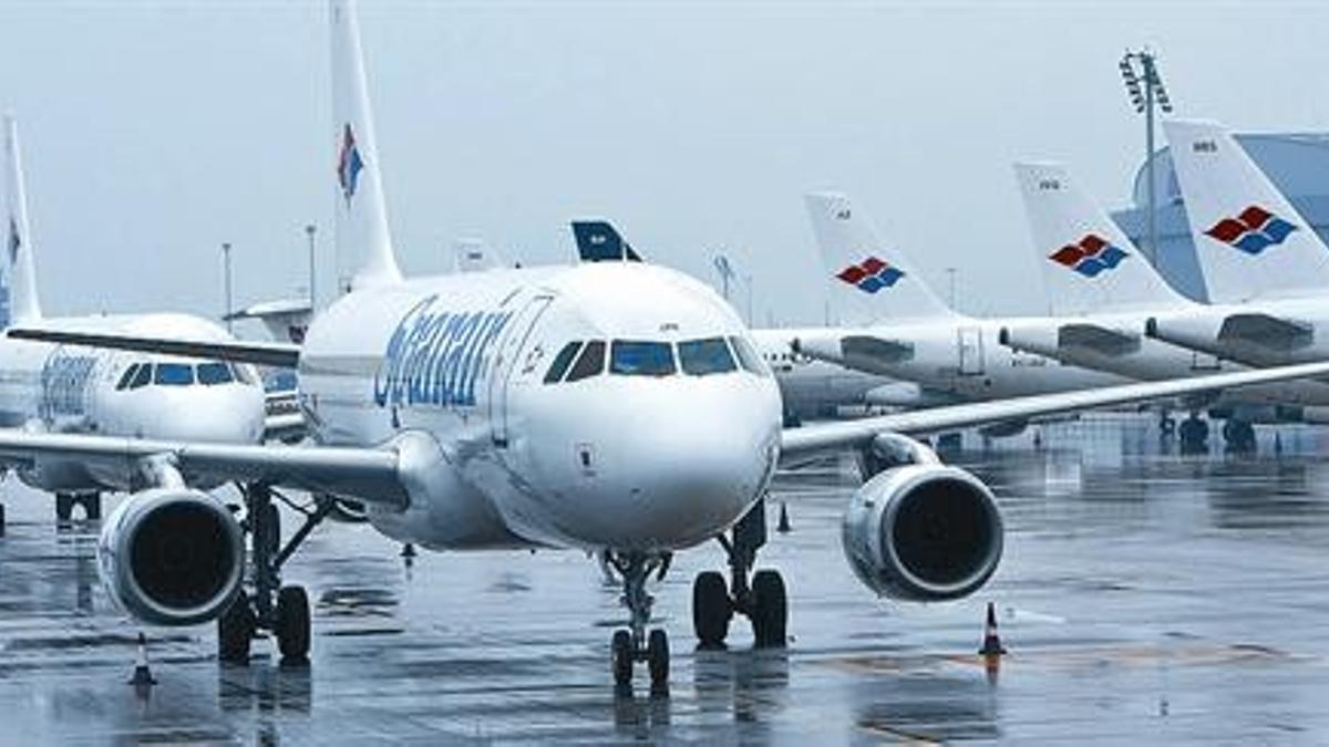 Aviones de Spanair aparcados en el aeropuerto de El Prat tras conocerse el cese de operaciones de la compañía, en enero del 2012.