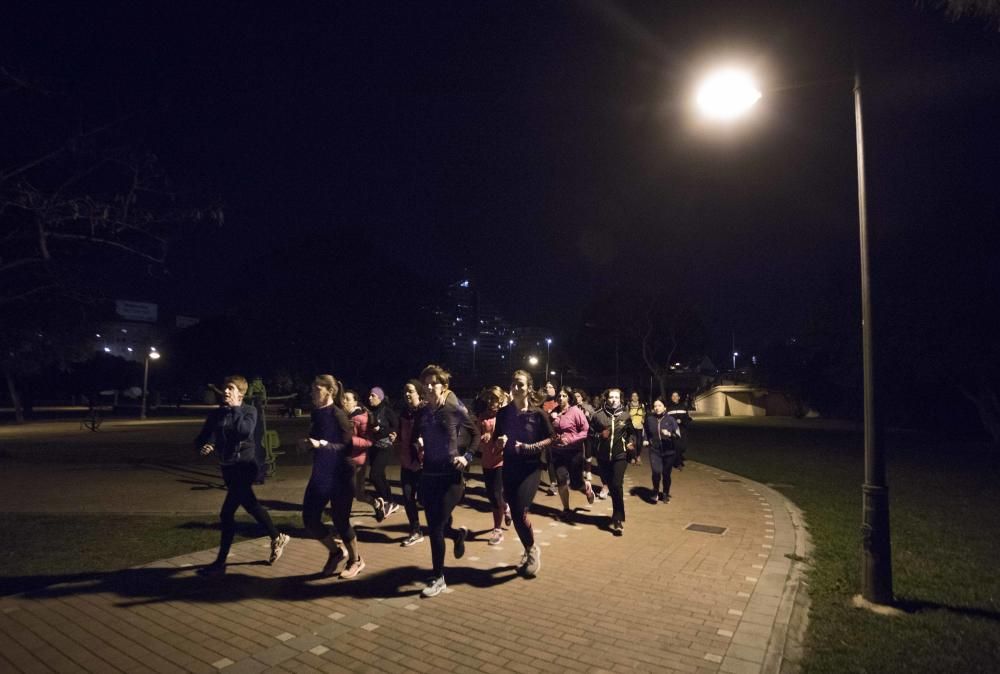 Mujeres deportistas corren en València en recuerdo de Laura Luelmo