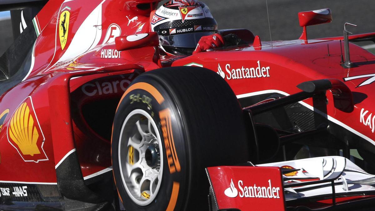 Logo del Banco Santander en un coche de Ferrari.