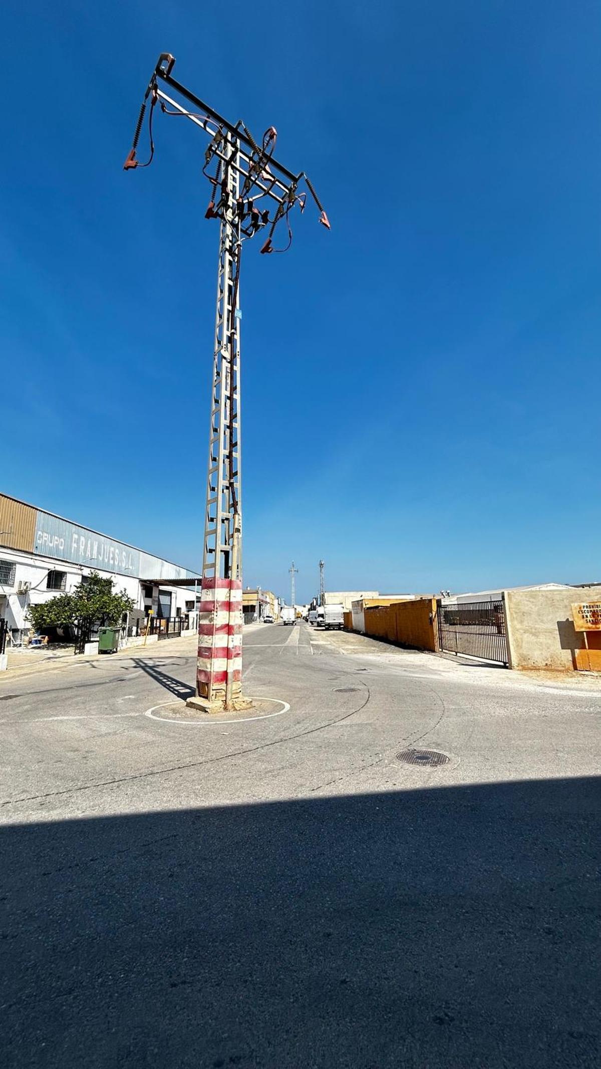 La torre en medio de la calzada antes de ser eliminada.