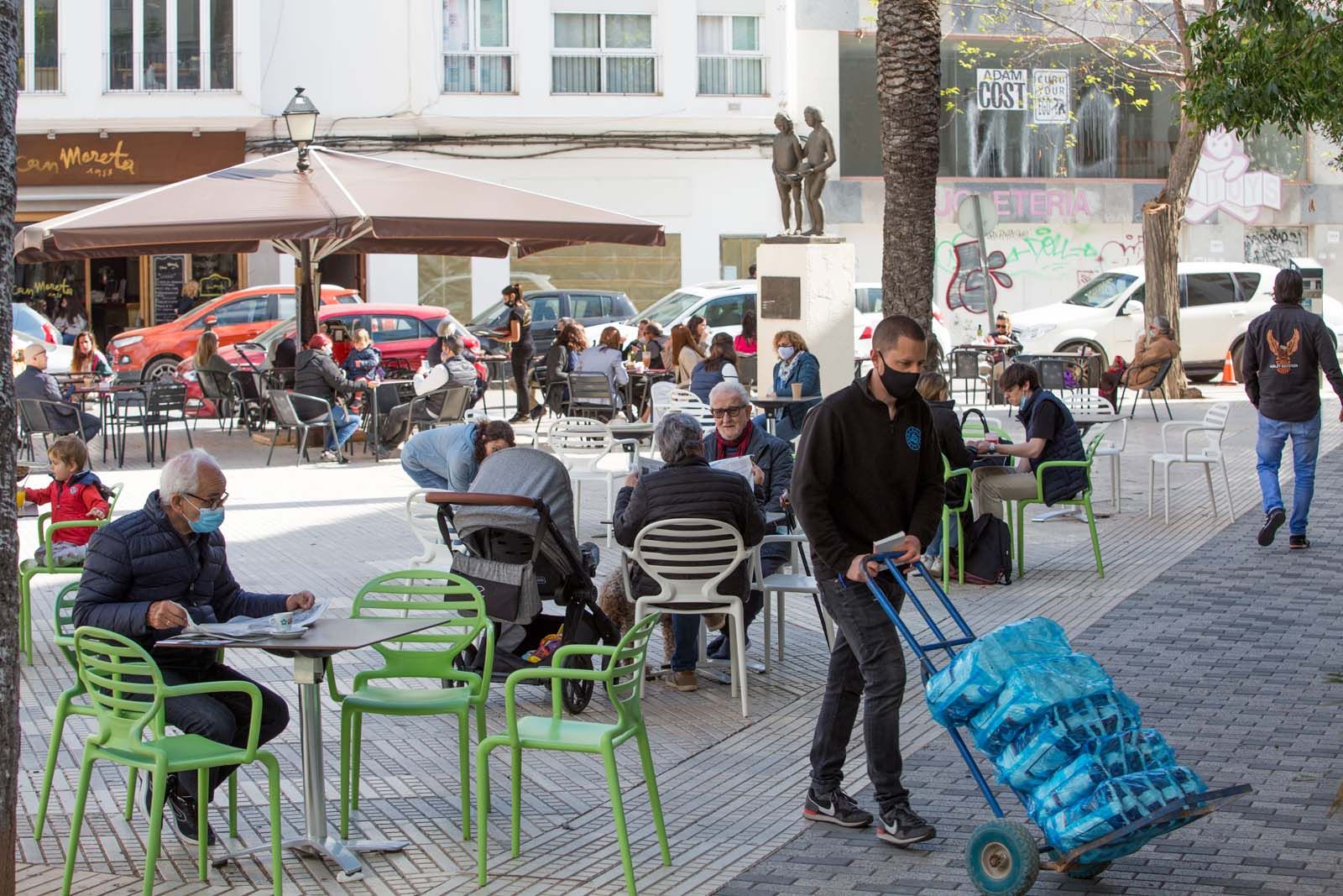 Las terrazas devuelven «la alegría» a Ibiza