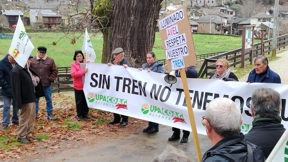 Sin tren y con carreteras "del viejo régimen": así discurre la protesta en Rihonor