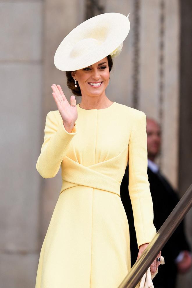 Kate Middleton con vestido amarillo limón