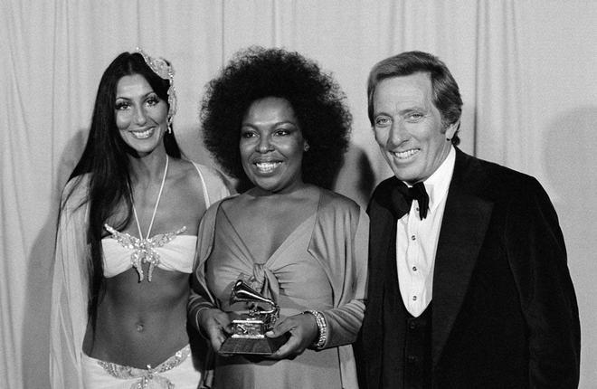 Cher, Roberta Flack y Andy Williams en los Grammy de 1974