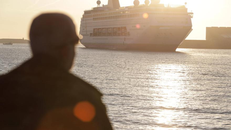 Así fue la espectacular llegada del crucero &quot;Ambition OPS&quot; a Gijón