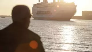 Así fue la espectacular llegada del crucero "Ambition OPS" a Gijón
