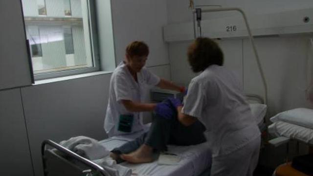Infermeres en una intervenció en un malalt crònic enllitat, ahir, a l'hospital d'Olot.