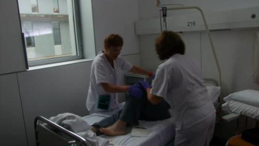 Infermeres en una intervenció en un malalt crònic enllitat, ahir, a l&#039;hospital d&#039;Olot.