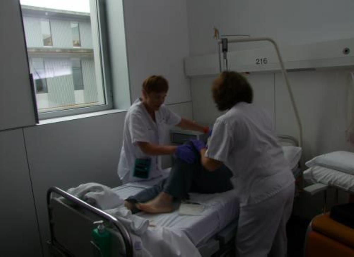 Infermeres en una intervenció en un malalt crònic enllitat, ahir, a l'hospital d'Olot.