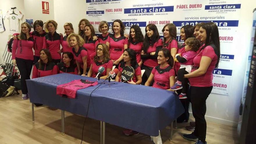 Las jugadoras del Club Pádel Duero presentaron ayer a su nuevo patrocinador.