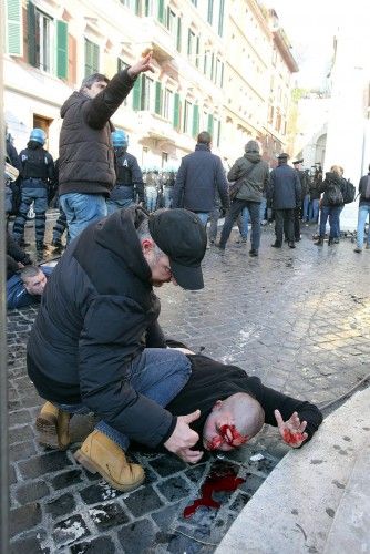 Los aficionados del Feyenoord destrozan la Plaza de España de Roma