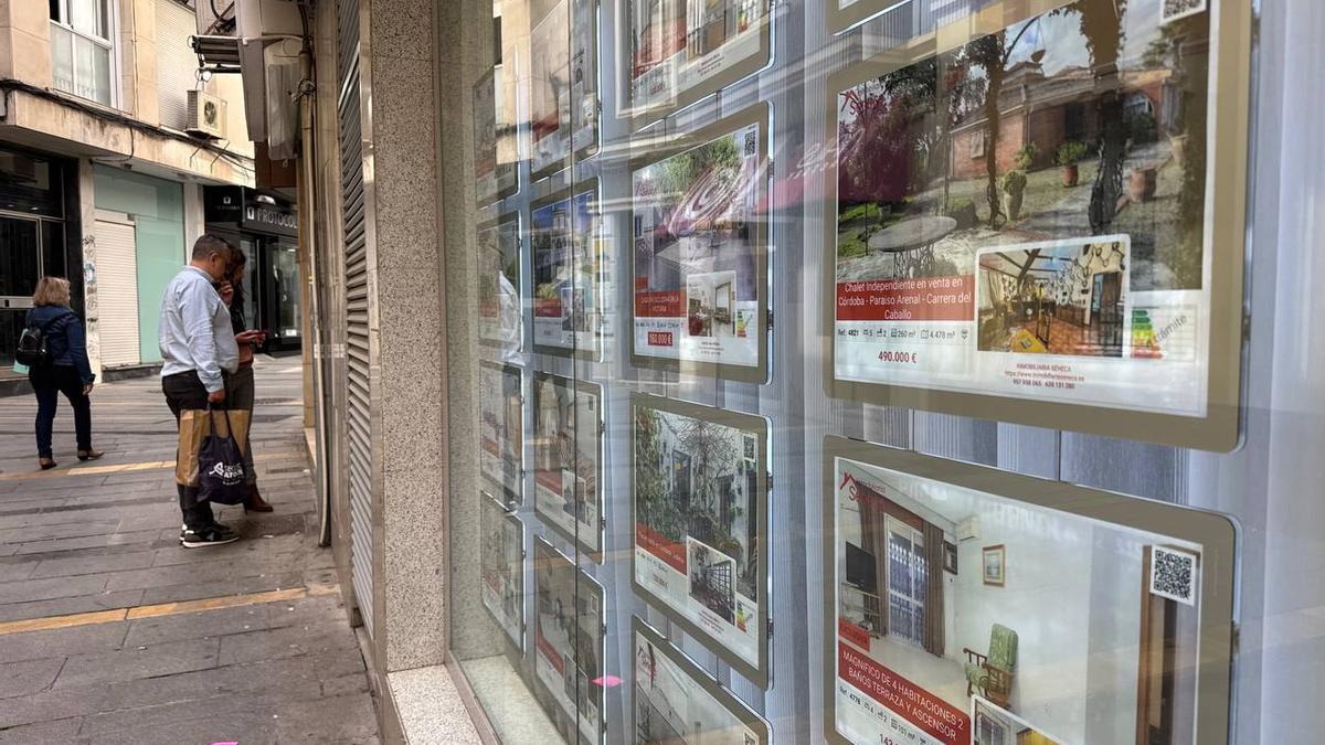 Anuncios de inmuebles a la venta en una inmobiliaria de la ciudad.