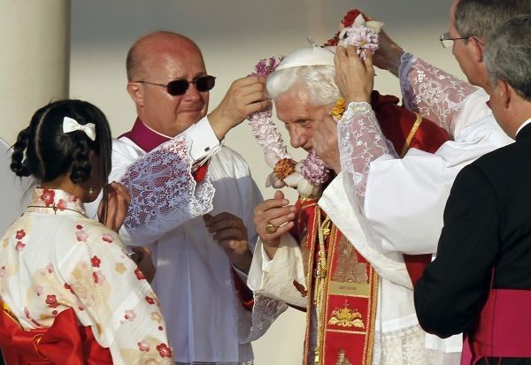 Miles de jóvenes dan la bienvenida a Madrid a Benedicto XVI