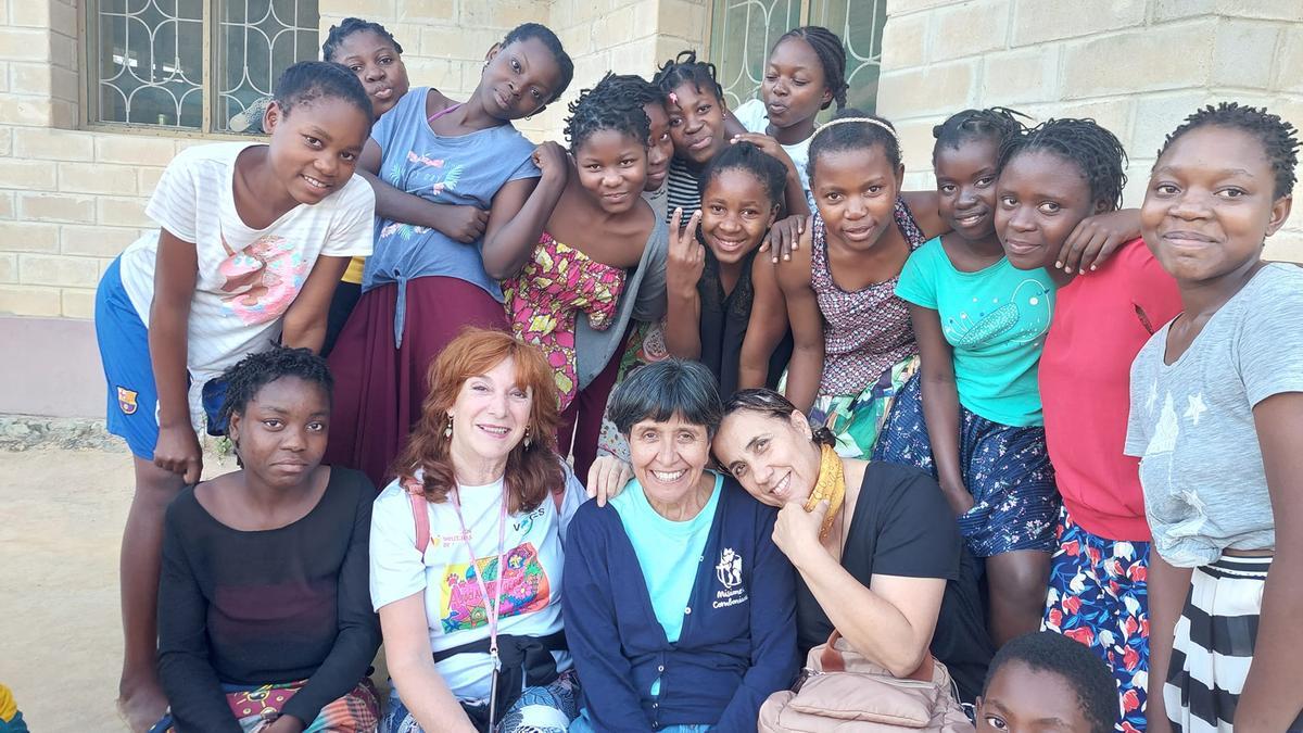 Montaña y Elisa. Las voluntarias junto a un grupo de niños en Mozambique.