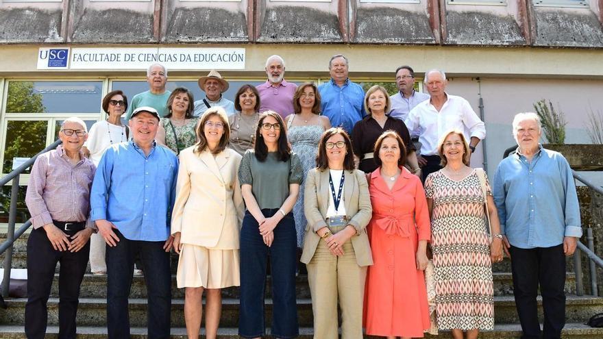 La promoción de Magisterio de 1976 vuelve a la USC medio siglo después: "Viñeron antigos alumnos desde Madrid e Cádiz"