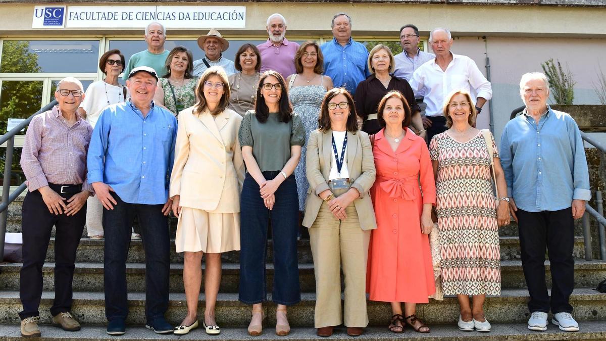 Rosa Crujeiras, en el centro, junto a antiguos alumnos y alumnas de Magisterio de la USC durante la celebración de las bodas de oro de su promoción.