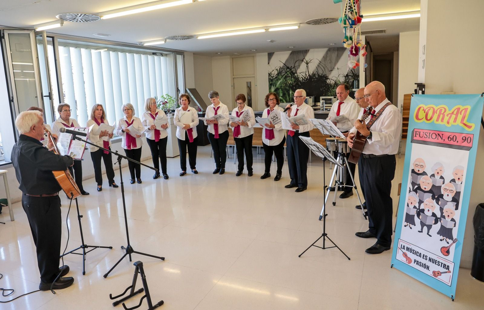 La coral Fusión 60-90 regala recuerdos en forma de canción por Alicante