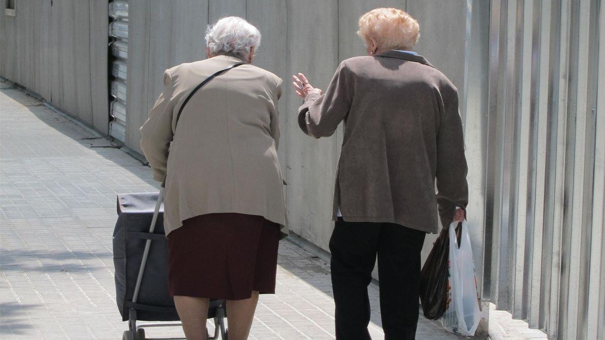 Dos mujeres mayores por la calle.