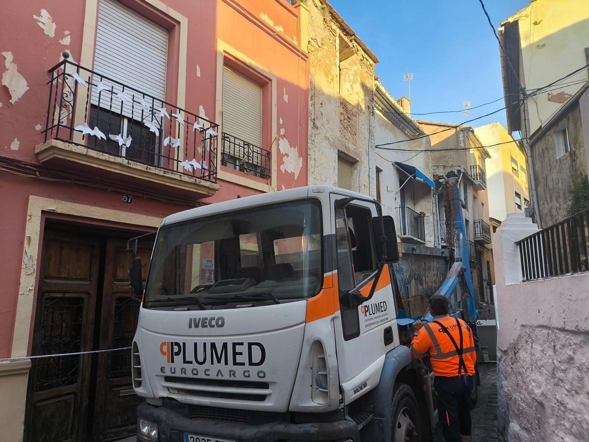 Momentos de la recogida de escombros.