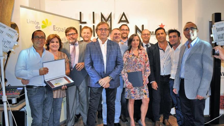 Foto de familia de los premiados durante la Gran Noche del Limón de Murcia. Campaña Promoción del Limón