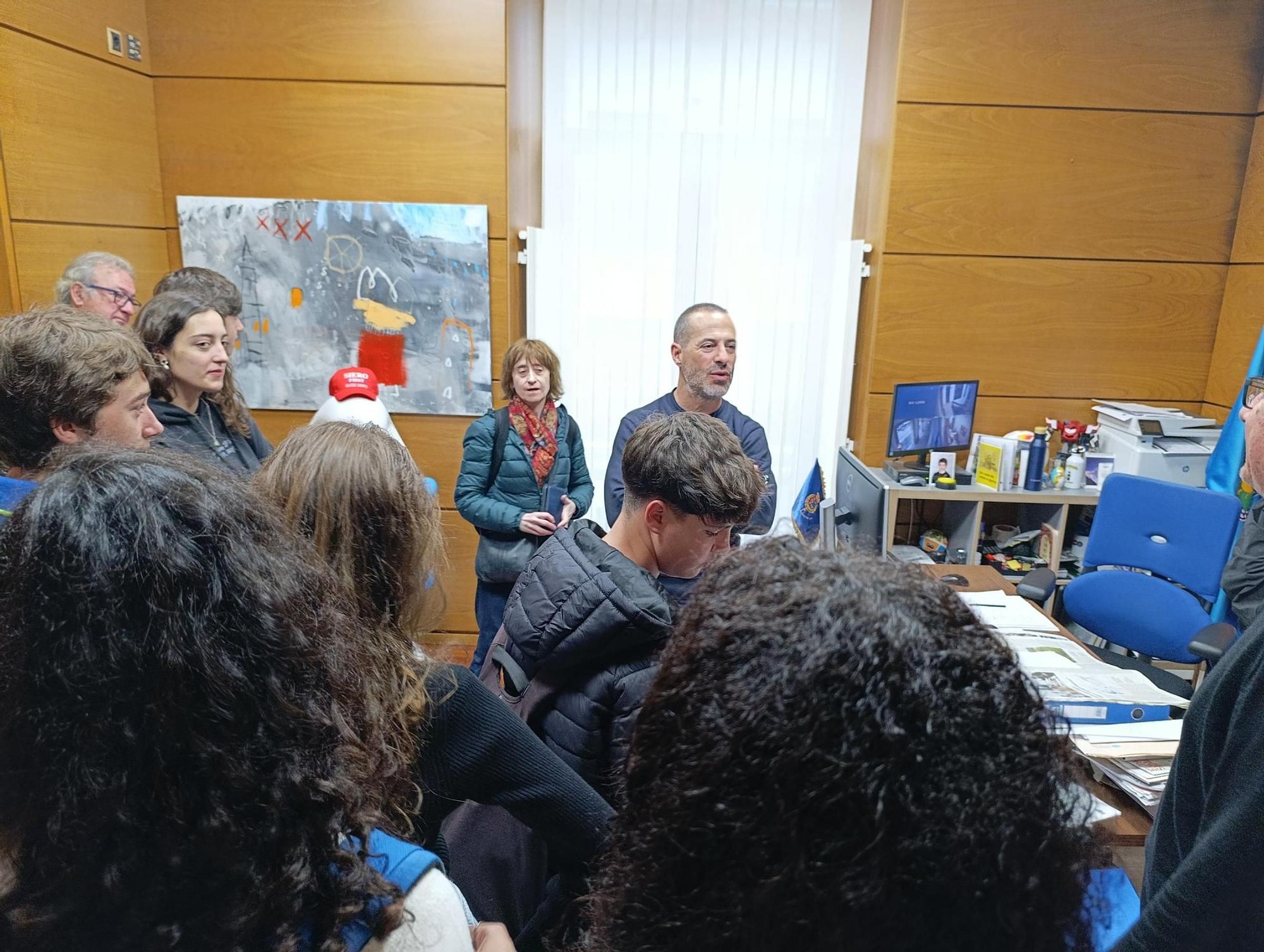 La visita de la Banda de Música del Conservatorio de Sabadell al Ayuntamiento de Siero, en imágenes