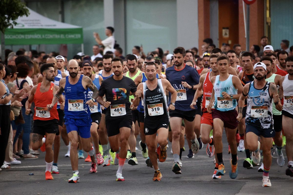 Inicio de la Nocturna de Alquerías con Antonio Martínez Ardil, con dorsal 319, tirando del grupo