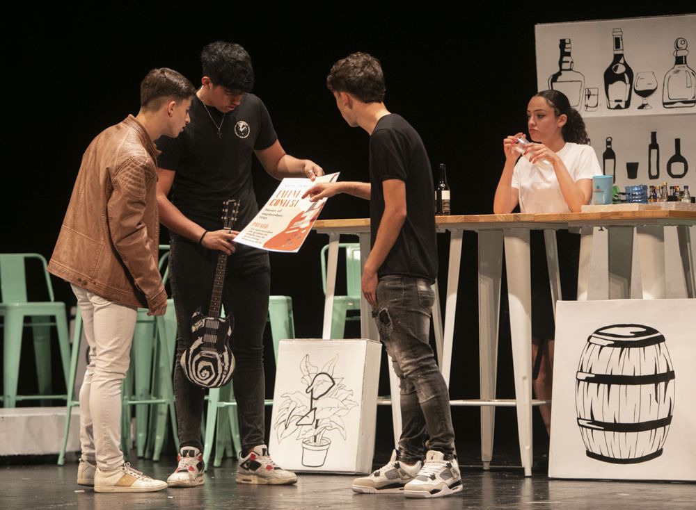 Los alumnos de 4º de la ESO del María Moliner se suben a las tablas en la casa de Cultura del Port de Sagunt