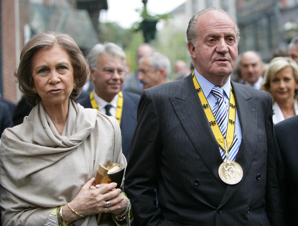 Der damalige spanische König Juan Carlos (r) und Königin Sofia gehen zum Rathaus in Aachen.