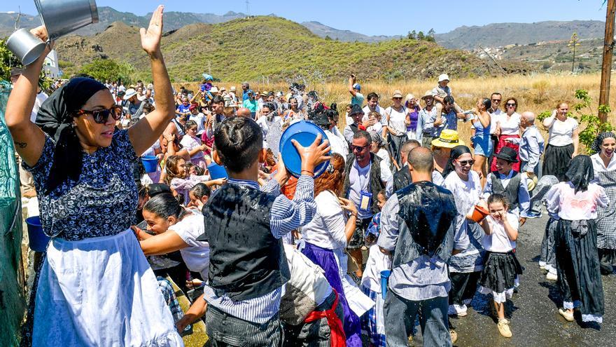 Lomo Magullo se embarca a baldazo limpio en su Traída del Agua infantil