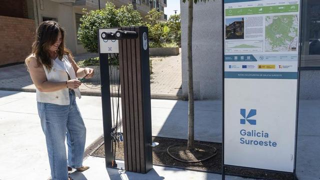 La concejala de Turismo, Ana Núñez, en la estación de autorreparación de la ruta que parte de Maristas. | D.P.