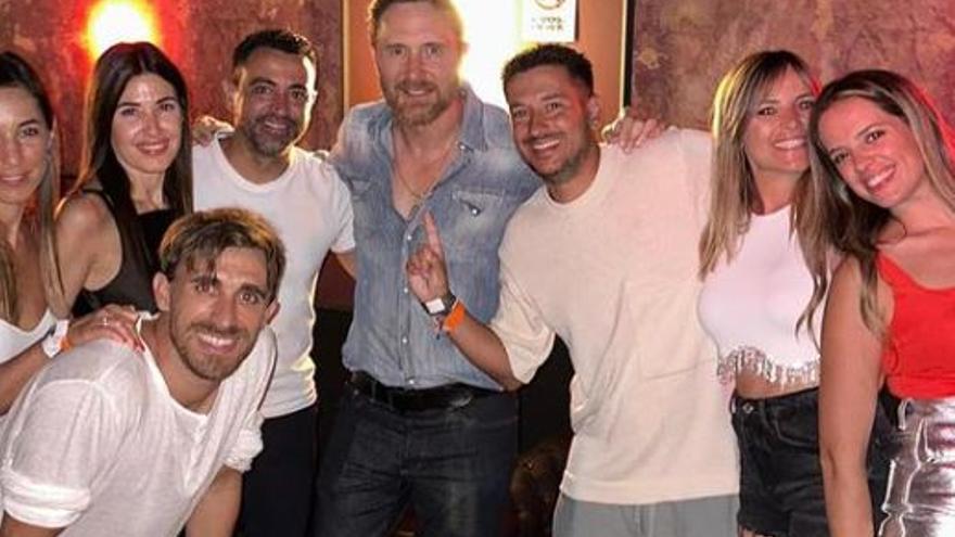 El entrenador del Barça, Xavi Hernández, con su pareja, David Guetta y un grupo de amigos en Ushuaïa Ibiza