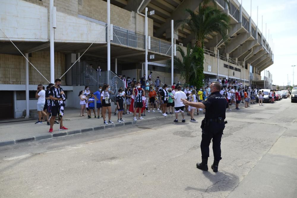 La afición del FC Cartagena despide al equipo