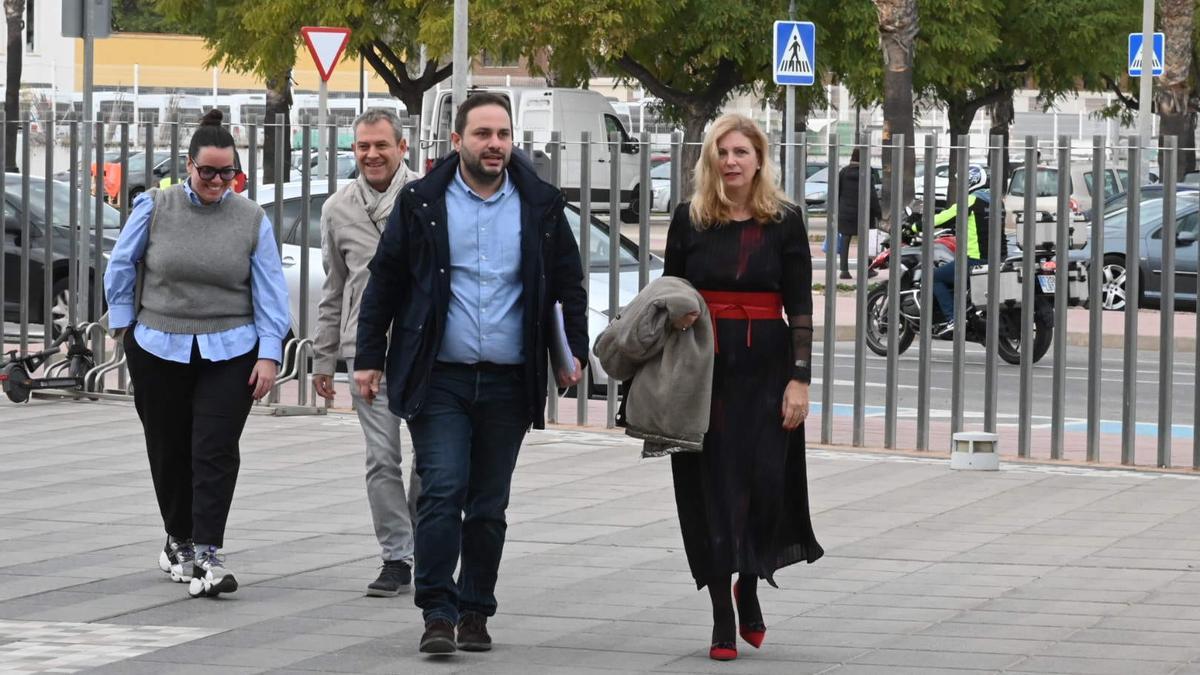 La senadora y exalcaldesa, Amparo Marco, junto al concejal José Luis López entrando al juzgado