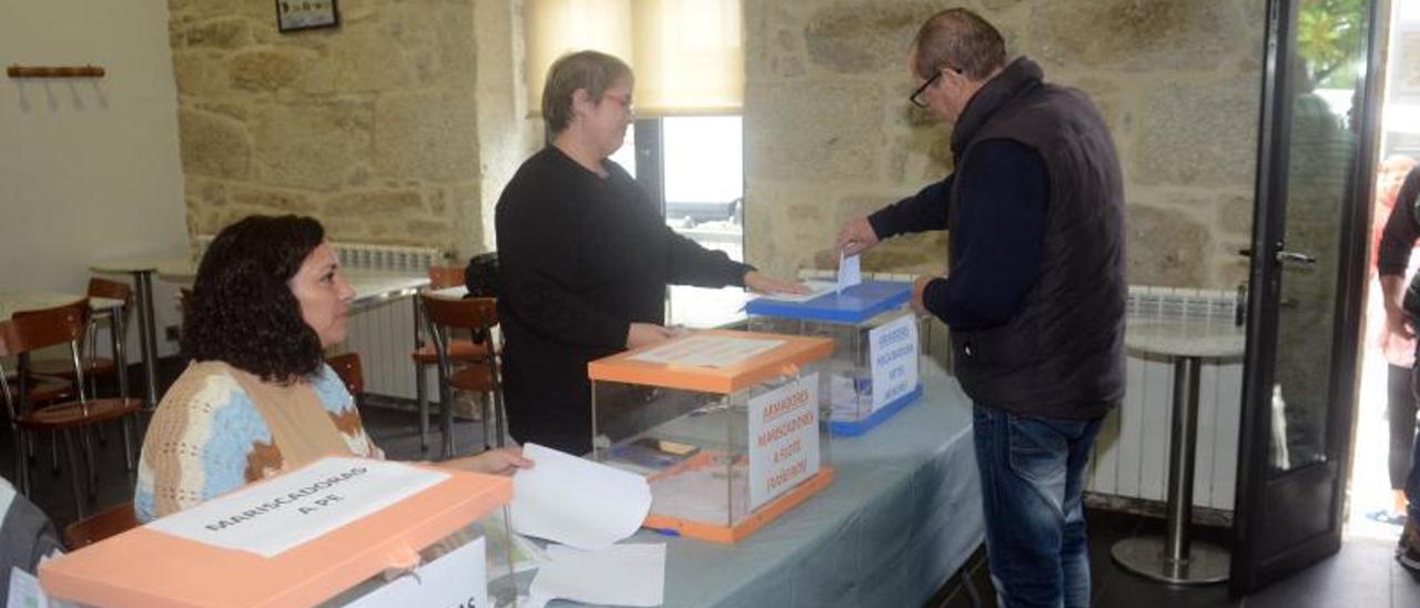 La jornada de votación en la cofradía de Cambados. |   //  FDV