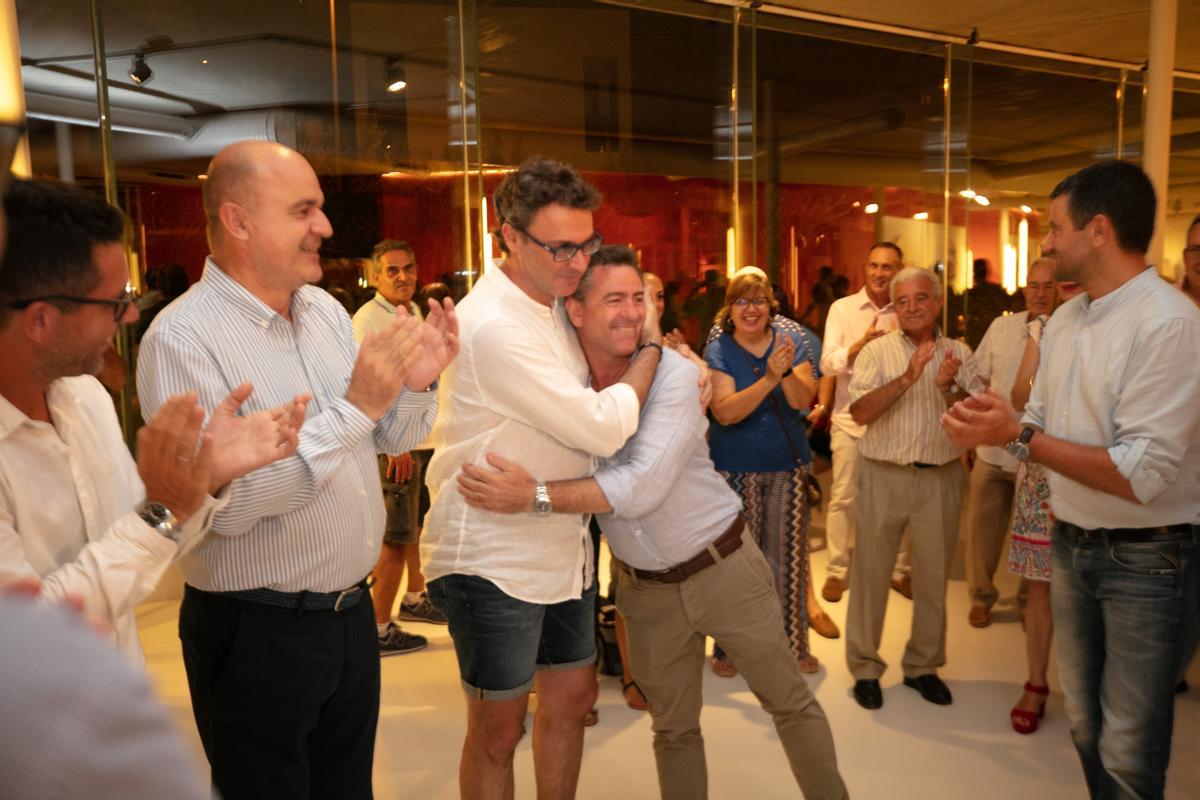 Toni Costa, vicepresidente del Govern balear, abraza a Miquel Jerez.