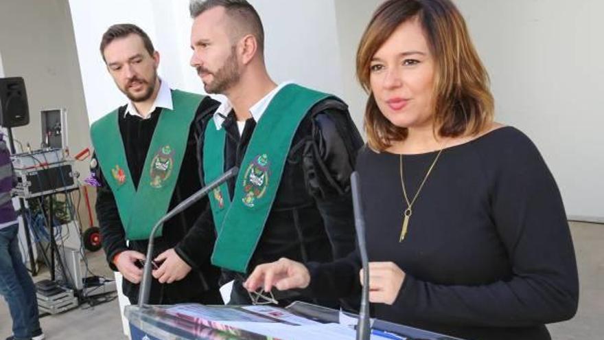 La concejala Mar Ezcurra, junto a una tuna ayer durante la presentación.